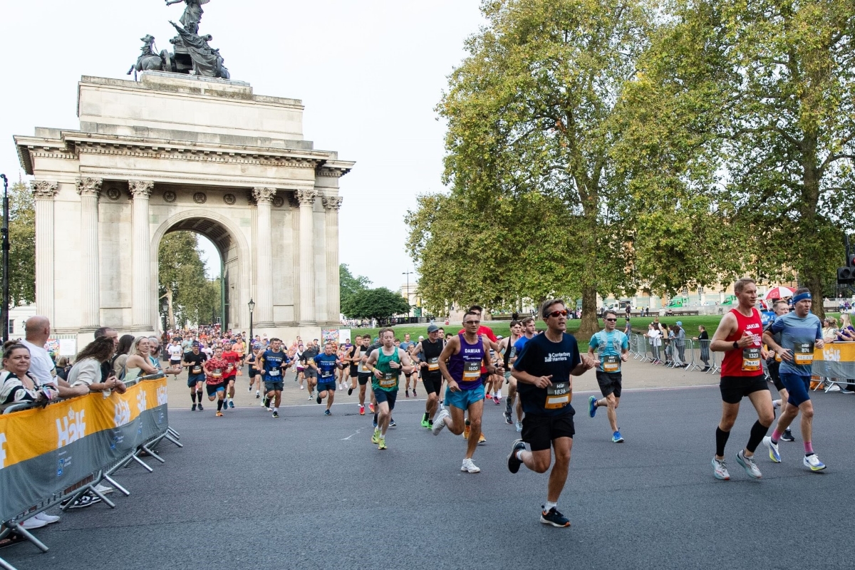 Spectators at the London marathon standing on Tower Bridge.